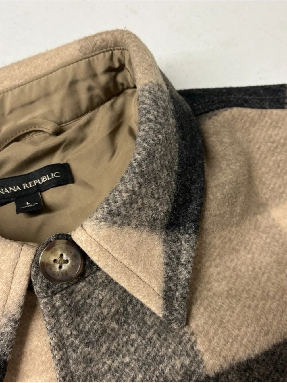Banana Republic Men's Beige and Black Plaid Button-Up Shirt Jacket